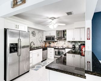 5BD House - Pool+BBQ+King beds - 3 min to beach - Hollywood - Kitchen