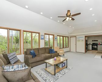 Spacious Home Located Close to Stony Brook! - Lake Grove - Living room