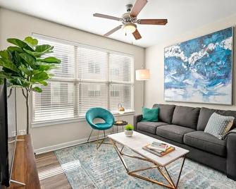 Kasa Dallas Apartments Near SMU - Dallas - Living room