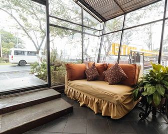 RedDoorz Plus at The Ridge Tagaytay - Tagaytay - Lobby