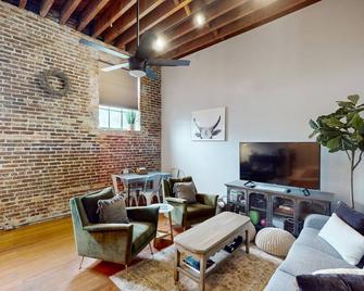 The Basecamp - Savannah - Wohnzimmer