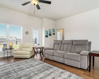 Cozy Retreat 15 mi from Galveston and JSC - Texas City - Living room