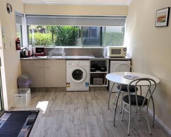 Bay Cottages - Kaikoura - Kitchen