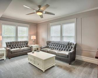 Suites on Seneca - Beautiful 1 Bedroom Apartment - Harrisburg - Living room