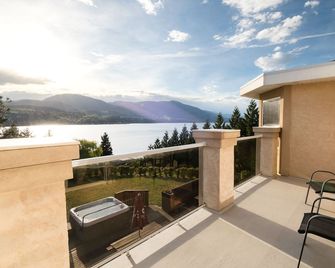 Breathtaking Views of Skaha Lake & Mountains Our 6BR/5.5BA with Hot Tub - Kaleden - Balcony