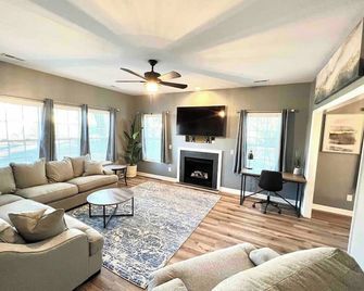 Beautiful, Spacious, Hidden Gem In Heart Of Wilmington - Wilmington - Living room