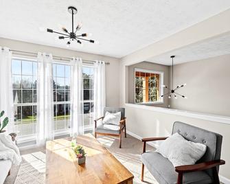 New Modern Home Theatre - Lawrenceville - Living room
