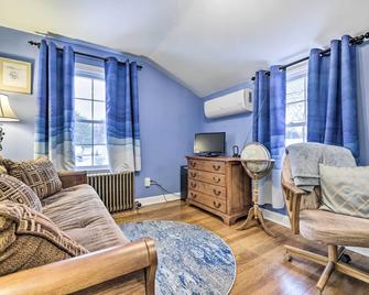 Lakefront Home, Close to Mt Southington! - Wolcott - Living room
