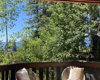 Cozy Cottage near Bigfork overlooking Flathead Lake in our Cherry Orchard - Bigfork - Balkon