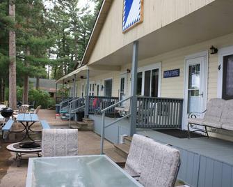 Sunrises and Sunsets to Remember on the Chain O'Lakes in Waupaca, WI - Waupaca - Patio