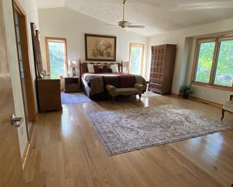Your Personal Oasis Awaits You. Beautiful Lake Front Home overlooking State Park - Huddleston - Living room