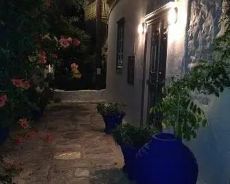 Manolia - Гідра