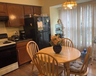 Townhouse with High Speed WiFi & Free Parking - Springfield - Dining room