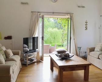 Wee Bridge Farm Cottage - Knutsford - Living room