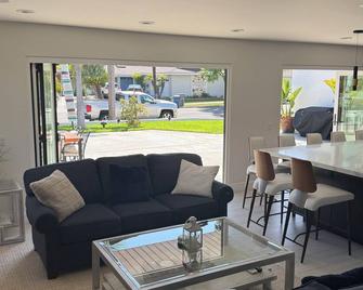 Modern Seal Beach Retreat • Walk to Pier • Relax & Explore OC Attractions - Seal Beach - Living room