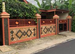 A local house 3 Bedrooms with very affordable price. - Surakarta City - Utsikt