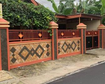 A local house 3 Bedrooms with very affordable price. - Solo City - Extérieur