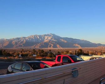 The Getaway 1BR #1: Pool, Mountain View, Kids/Pets welcome - Desert Hot Springs - Balcony