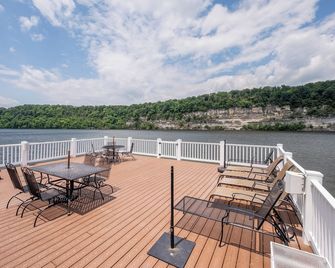 Cliffview Lakefront Retreat! Huge Dock, Floating Dock, Fire Pit, Multiple Patios - Radford - Balcony