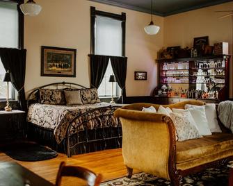 Antique Schoolhouse; circa 1895; 15 min to OSR-Shawshank, - Shelby - Living room
