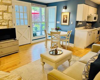 Charming historic 2-bedroom coachhouse in Kingston - Kingston - Salon