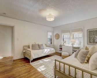 Large luxury Home - Walk to Campus/Stadium in the Heart of Norman - Norman - Living room