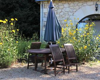 Luxury gites & B&B, near Saumur, in 18thC former wine estate, heated pool - Brion - Patio