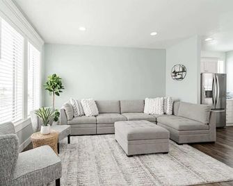 Modern and cozy family home with 3 bedrooms - Pocatello - Living room
