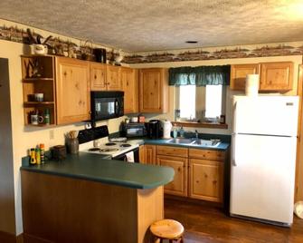 Workman's Wildlife Haven, Secluded Country Setting Vacation Cabin - Louisa - Kitchen
