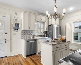Special Offer for Weekly & Monthly Stays in August & September at 'Brickyard' - Cape Girardeau - Kitchen