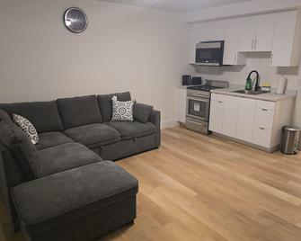 Cozy living room and bedroom apartment in tranquil Riverview with WiFi - Riverview - Living room