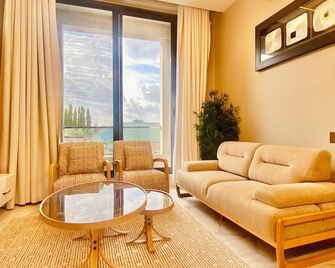 Unreal Homes - Dar es Salaam - Pokój dzienny