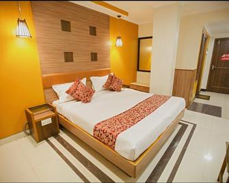 Hotel Maneck Residency - Ooty - Bedroom