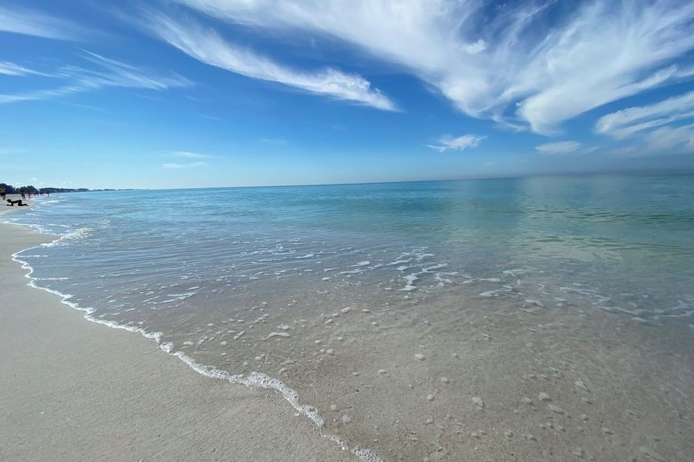 Tropical Breeze Beach Club - Holmes Beach - Beach