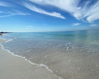 Tropical Breeze Beach Club - Holmes Beach - Beach