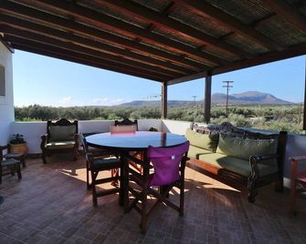 Megris Country Houses - Vigklafia - Balkon