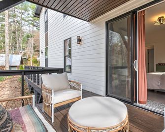 Colorful modern suite near Blue Ridge Parkway and Biltmore - Arden - Balkón