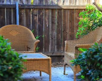 Victorian Bungalow: 2 bd + parking + private garden - Long Beach - Patio