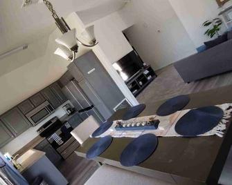 New Desert Oasis Hot Tub 4 Beds 3 Smart Tv Minutes From Luke Air Force Base & Camelback Ranch - Glendale - Living room