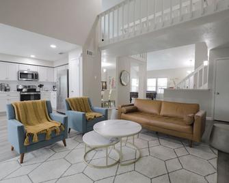 Braes Place | King Suite, Pool Table, Wet Bar, Fast Wifi, Spacious Yard w/ Grill - Mission Bend - Sala de estar