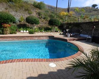 Remodeled one story pool home, hiking trails, lake, beach & more.. - Agoura Hills - Pool