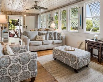 Location. 3 bedroom cottage block from beach and two blocks from Siesta Village - Siesta Key - Living room