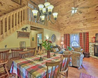 Resort Cabin with Fire Pit Golf, Hike and Play! - Rothbury - Dining room