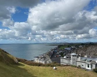 The Marine Hotel - Criccieth