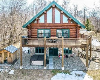 Luxurious Cozy Log Cabin in the Woods, Private getaway at the lake! - Melrose - Building