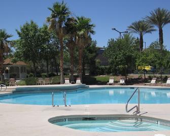 Quiet, gated exclusive private executive 3 bedrooms house.Pool, club house. - Las Vegas - Piscina