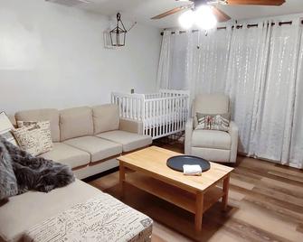 Entire House in Twinsburg - Twinsburg - Sala de estar