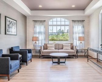 Beachfront Inn - Brookings - Living room