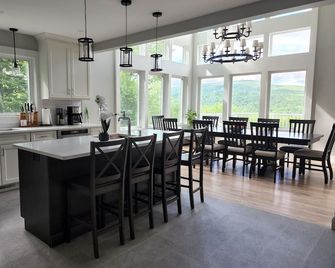 Luxury hillside house with a picturesque mountain view - Thornton - Restaurante