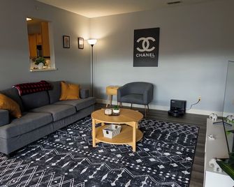 Modern Top Floor Condo Near Miami University Quiet and Comfortable - Oxford - Obývací pokoj